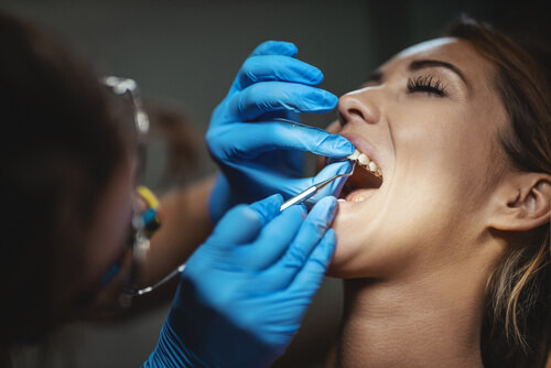 When to Stop Using Gauze After Tooth Extraction | Cheney Clinic